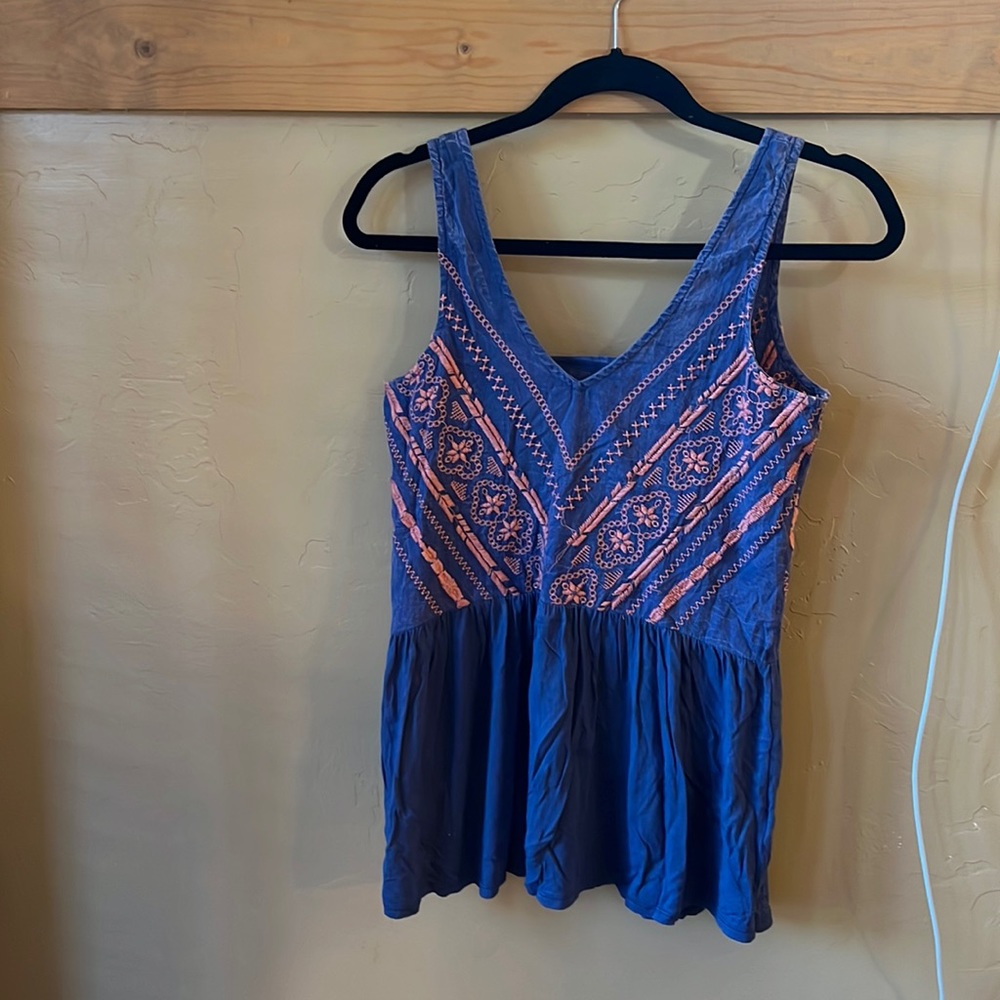 Womens embroidered tank size small - paper crane